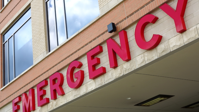 Red,Emergency,Room,Sign,On,The,Side,Of,Hospital,With