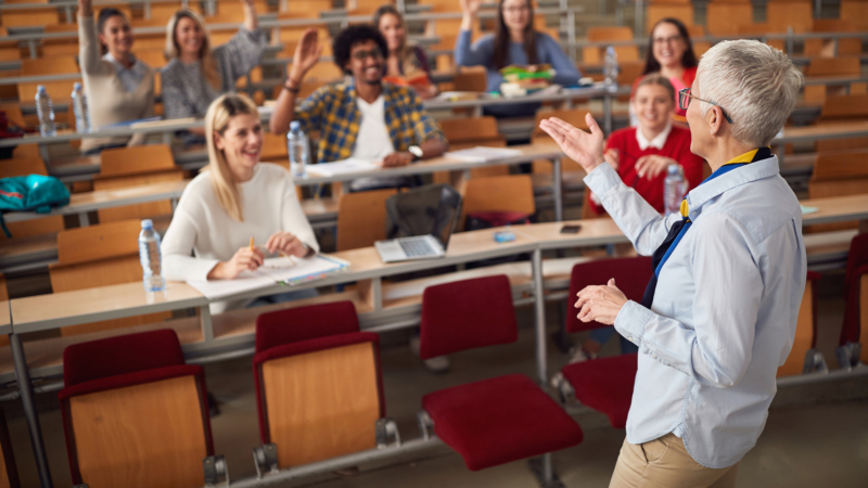 Female,Elderly,Professor,Answering,Student’s,Questions,In,Amphitheater