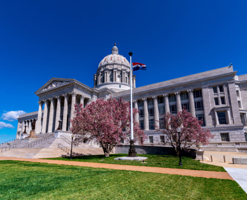Missouri,State,Capitol,With,Pink,Magnolia,Tree,Flowers,In,Spring