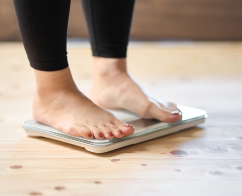 Feet,Of,An,Asian,Woman,On,A,Weight,Scale