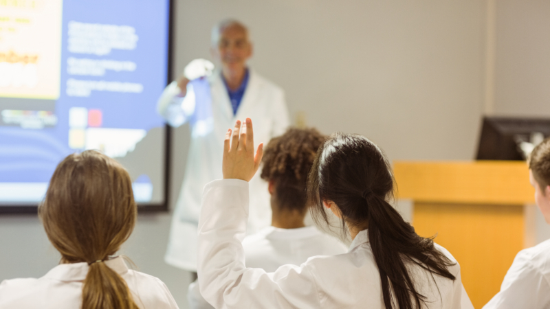 Science,Professor,Giving,Lecture,To,Class,At,The,University