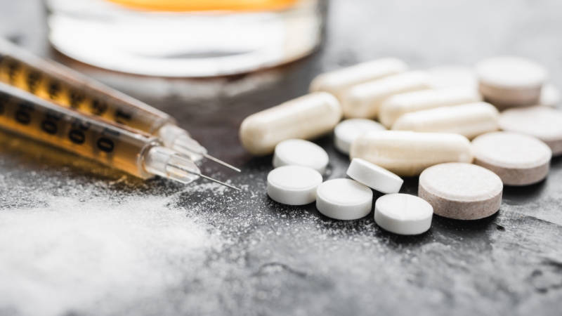 Narcotic,Substances,,Dope,Powder,,Syringes,With,Drugs,Dose,,White,Pills