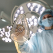 Anesthesiologist,Puts,An,Oxygen,Mask,On,The,Patient.,Preparing,For