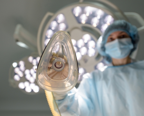 Anesthesiologist,Puts,An,Oxygen,Mask,On,The,Patient.,Preparing,For