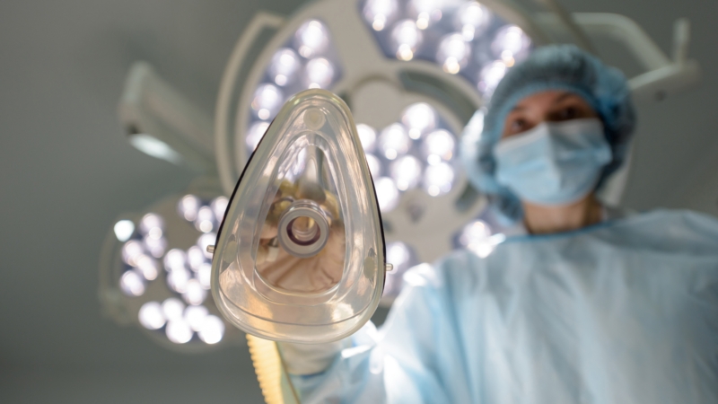 Anesthesiologist,Puts,An,Oxygen,Mask,On,The,Patient.,Preparing,For