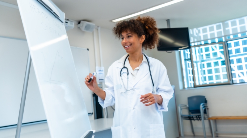 Female,Medical,Professional,Explaining,A,Concept,Drawing,On,A,Whiteboard
